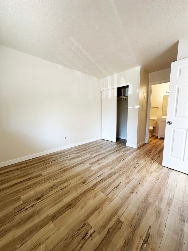 Building Photo - 4940-4950-4950 SW 45th Ave