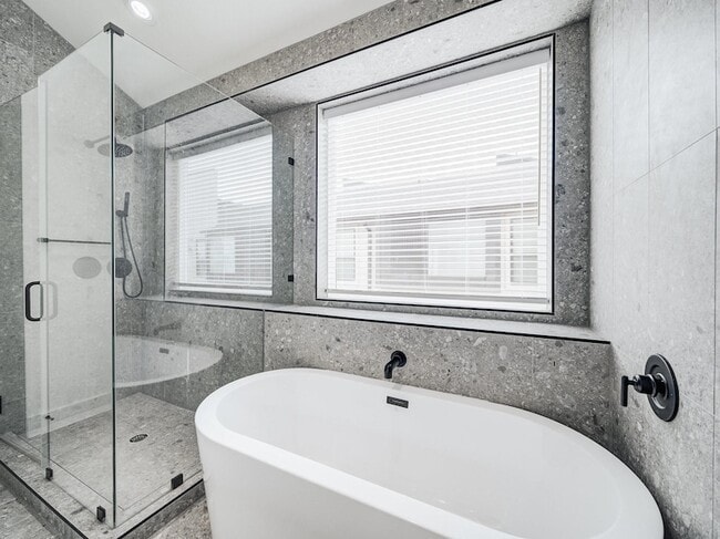 Building Photo - 2916 Hawthorne Ave