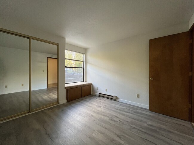Building Photo - Spacious 2BD/1.5BA Ground-Floor Apartment with Spacious Bedrooms & Modern Kitchen Layout