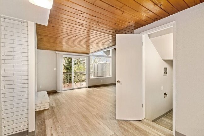 Building Photo - Beautiful Rustic-Style 1-bedroom Apartment...