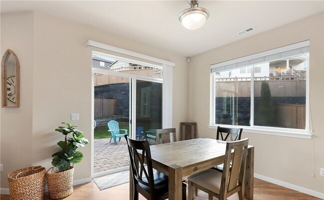 Building Photo - Beautiful large 4 bedroom home in the High...