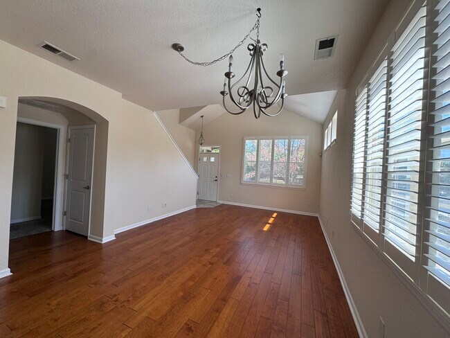 Building Photo - 725 Roslyn St