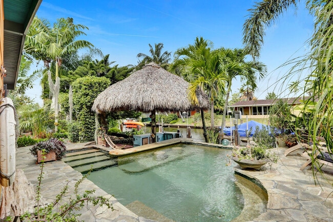 Building Photo - 1613 SW 5th Ct