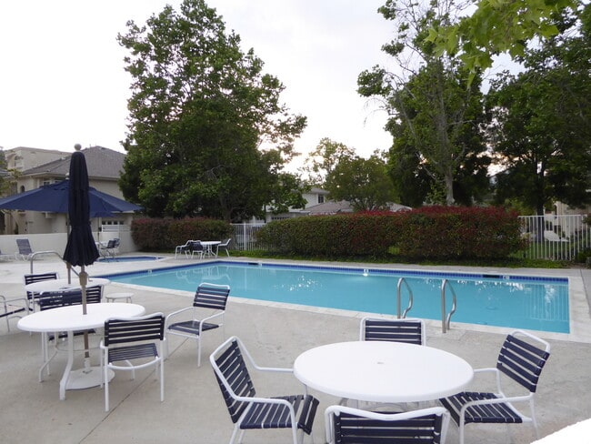 Building Photo - Beautiful 2-Bedroom Upper Corner Unit Townhome in Stevenson Ranch!