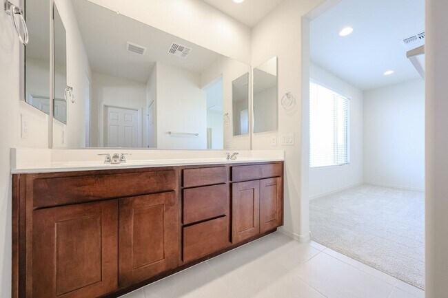 Building Photo - 3 bedroom + Den in Asante community