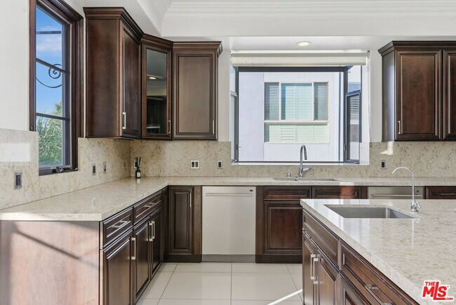 Building Photo - 462 S Maple Dr