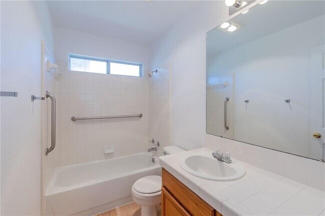 Building Photo - 2906 Greenlawn St