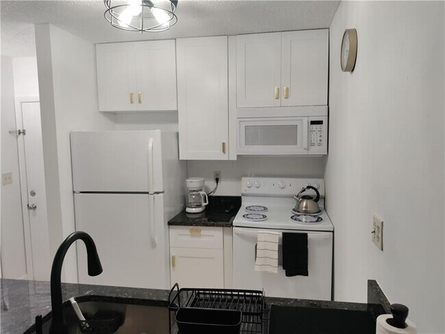 Building Photo - 2771 Riverside Dr
