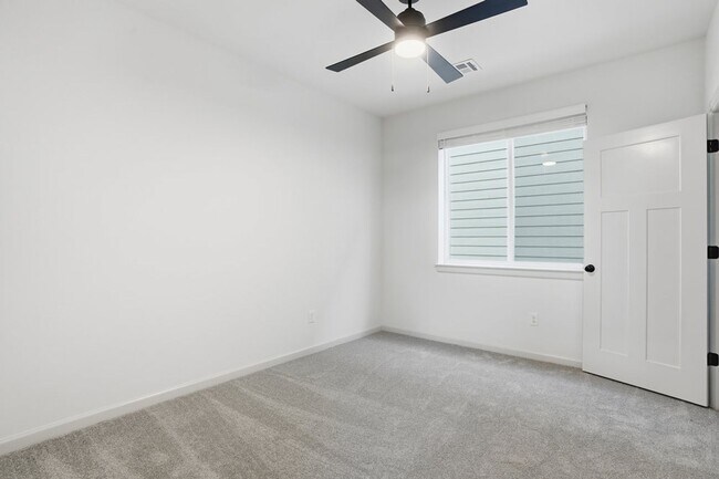 Building Photo - 3 Bed | 2 Bath Luxury Duplex