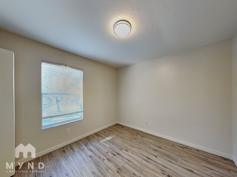 Building Photo - 1938 Blue Fox Ct