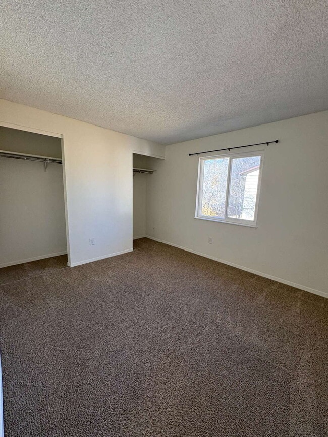 Building Photo - 2 bedroom duplex with garage - Bennett