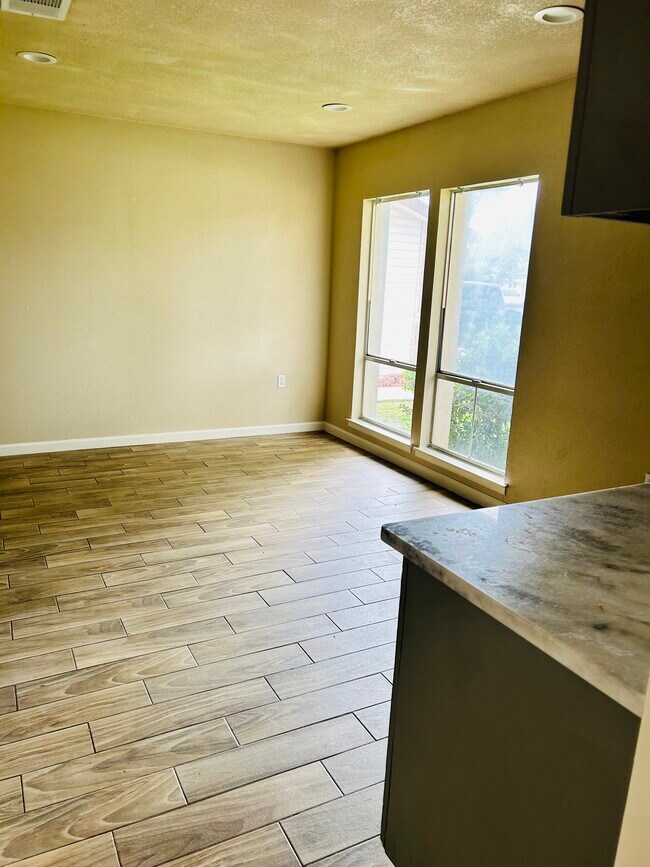Building Photo - 2914 Lakeland Dr