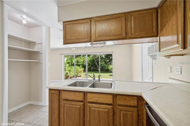 Building Photo - Well Kept Home in Madison Park - SUBLEASE