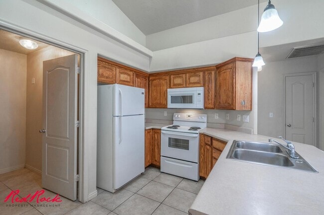 Building Photo - Fresh Carpet! Spacious 5-Bedroom Townhome
