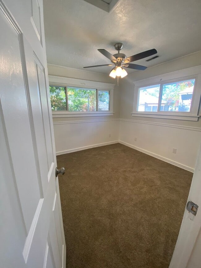 Building Photo - Amazingly Located Home