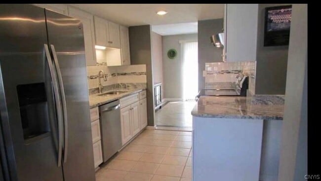 Building Photo - 372 Summerhaven Dr N