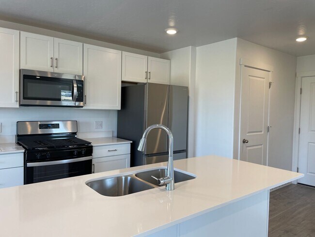 Building Photo - 3-Bedroom Townhome in Santaquin!