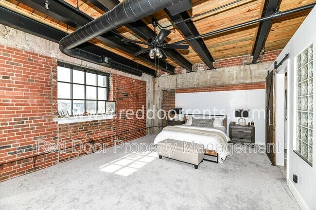Building Photo - 735 Lexington Ave