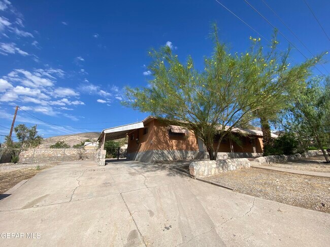 Building Photo - 1243 Dakota St