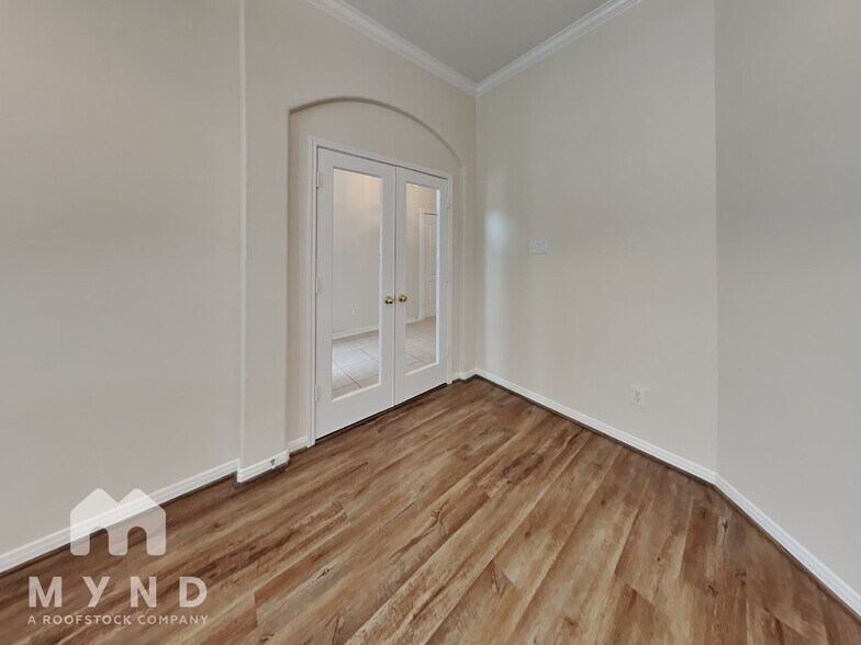 Building Photo - 1605 Garden Lakes Dr