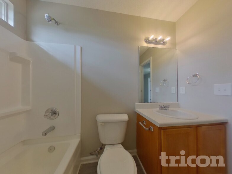 Building Photo - 672 Thornhill Dr
