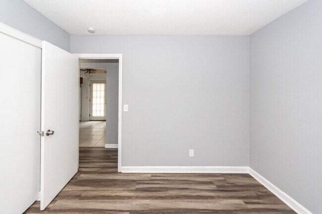 Building Photo - 107 Greenhurst Ave