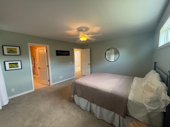 Building Photo - Welcome Home –  Beautiful 5 Bed/4 bath in ...