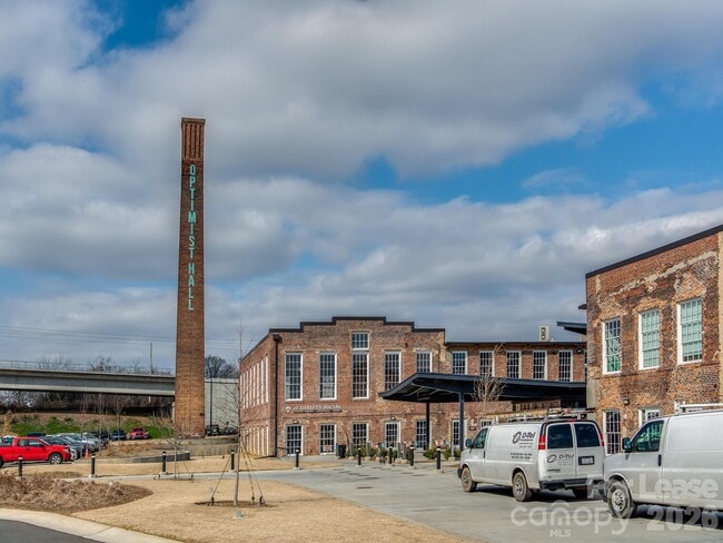 Building Photo - 514 W 10th St