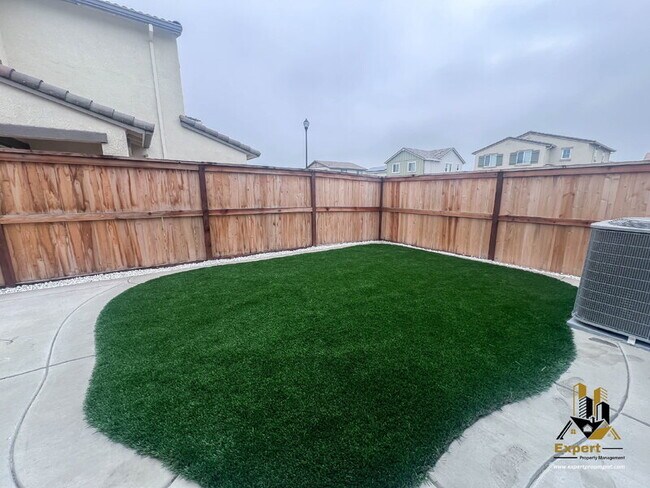 Building Photo - 2081 Blue Star Dr