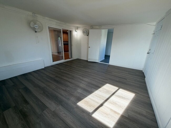 Building Photo - 3 Bedroom 2 Bath Home With Ample Storage