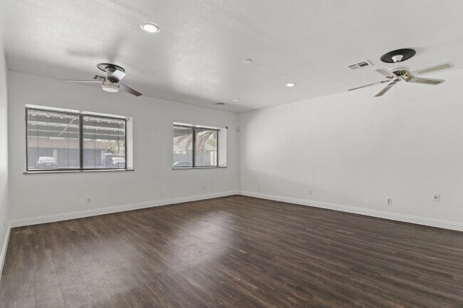 Building Photo - Welcome to your entertainers dream home!