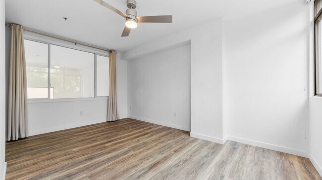 Building Photo - Beautiful 2Br/2Ba Townhome In Little Italy With Views Of The Bay! 3D Tour Link in Description Below!