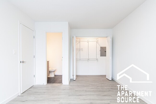 Building Photo - 7621 N Sheridan Rd