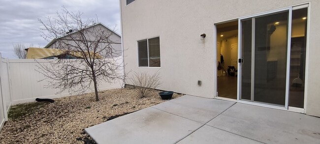 Building Photo - 3 Bedroom 3 Bathroom 2 Car Garage Townhome For rent.