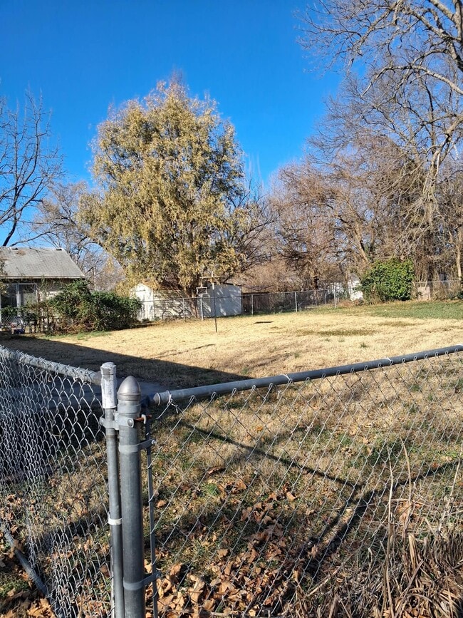 Building Photo - 109 E Fairview St