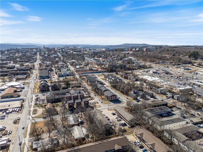 Building Photo - 884 W Holly St