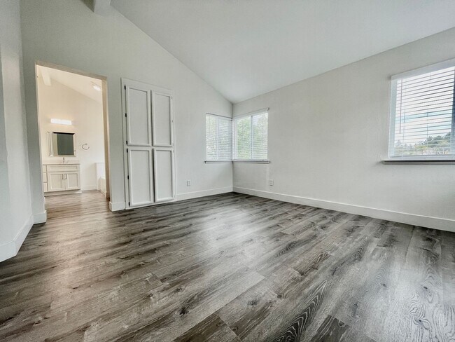 Building Photo - 2821 Bellflower Dr