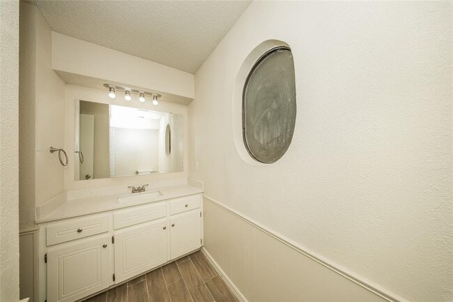 Building Photo - 9900 S Hillcrest Dr