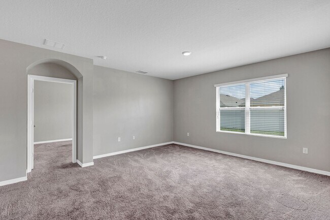 Building Photo - Sunny, Move-In Ready 4-Bed Home in Winter Haven with Modern Finishes and Two-Car Garage