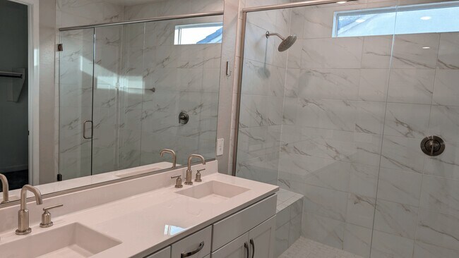 Building Photo - 4854 E Shady Glen Ave