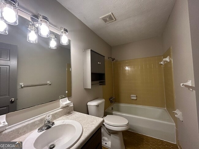 Building Photo - 2000 Forest Dr