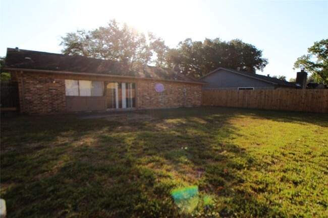 Building Photo - 5327 Karenbeth Dr