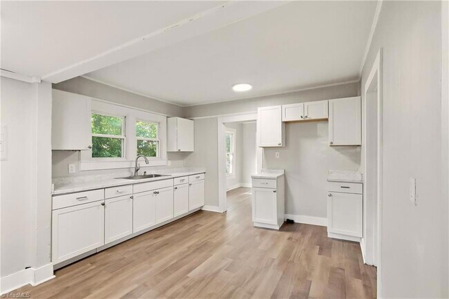 Building Photo - 2051 Bloomfield Dr
