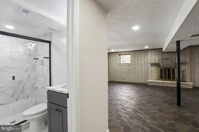Building Photo - 5 Orchard Pl