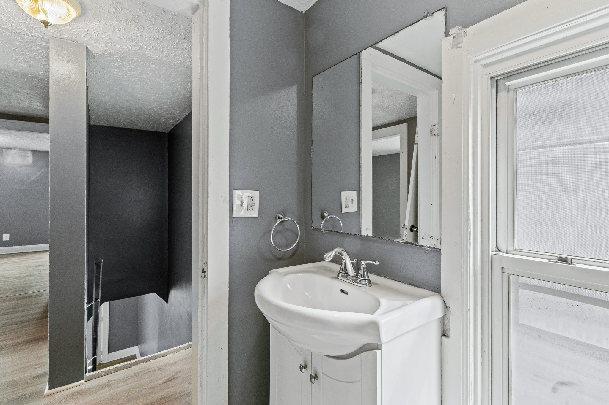 Building Photo - 977 E 17th Ave