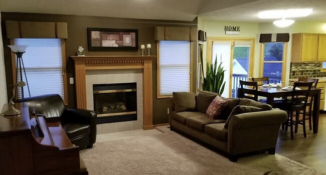 Building Photo - 5 Bedroom Single Family Home.  Great Location!