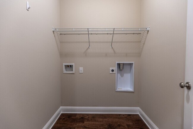 Building Photo - GREAT PRICE w/COMMUNITY POOL!