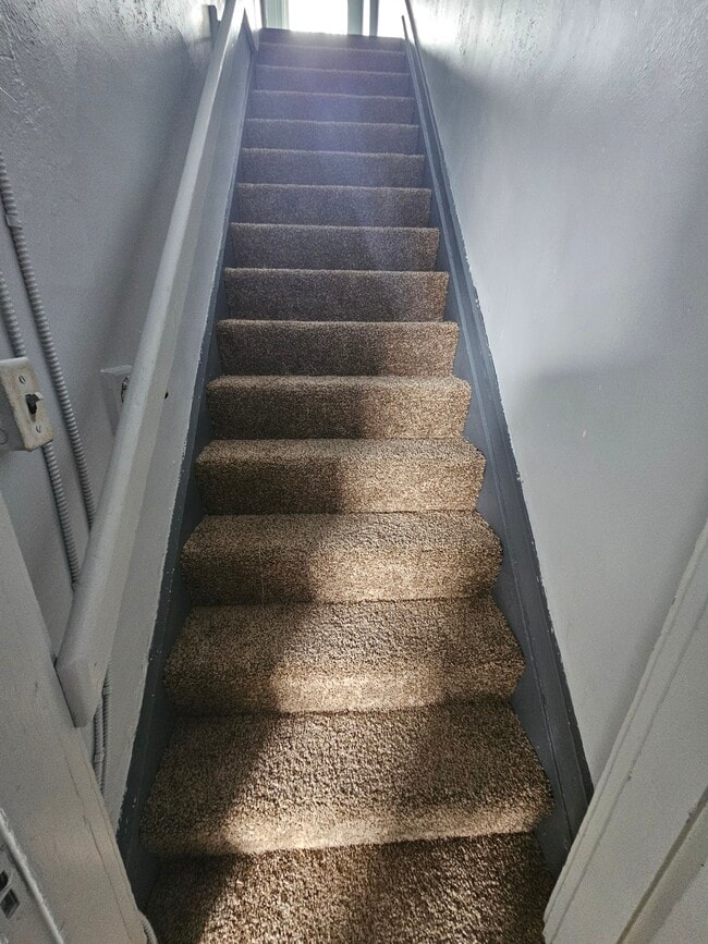 Building Photo - 633 Hawthore Ave