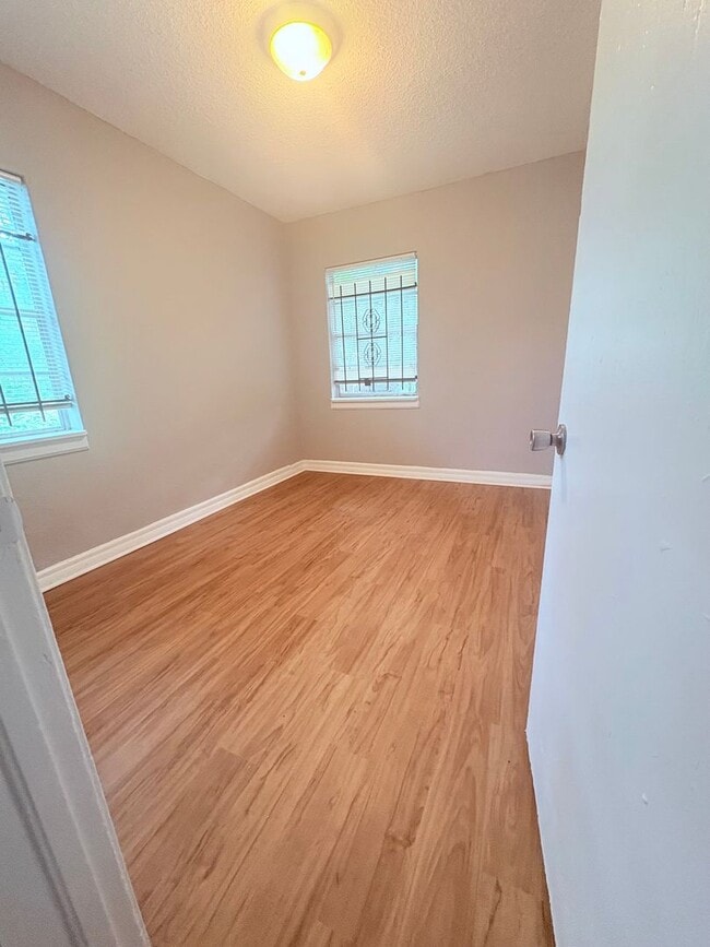 Building Photo - Affordable City living