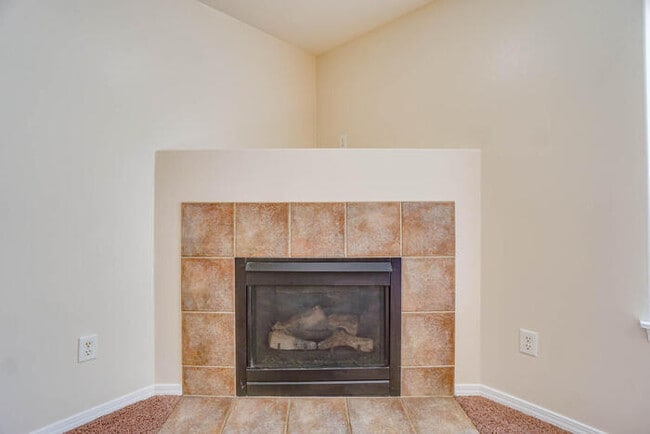 Building Photo - THREE BEDROOM WITH FENCED YARD